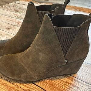 TOMS Women's Kelsey Wedge Bootie Taupe Grey Suede New